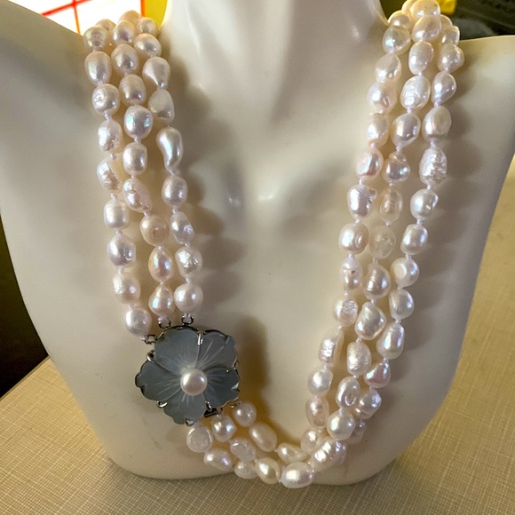 Beautiful 3 rows natural white cultured Baroque beads MOP silver flower clasp - Picture 2 of 11